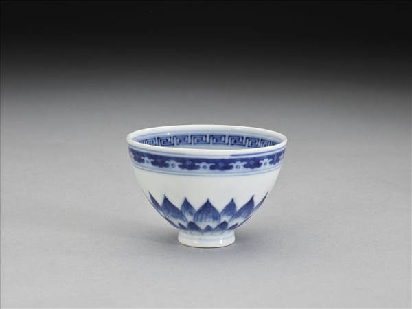 青花蓮瓣紋碗