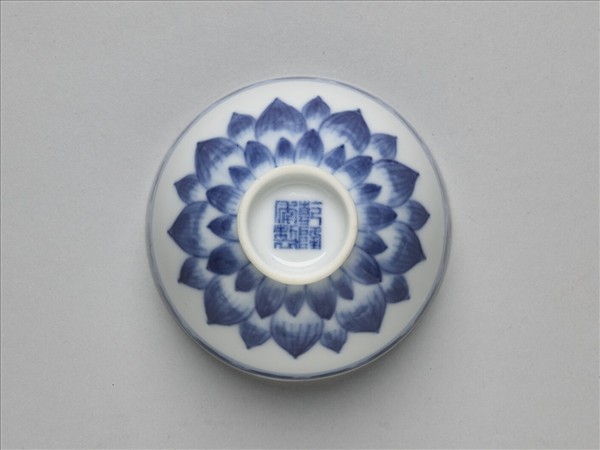 青花蓮瓣紋碗