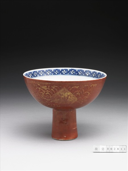 青花紅地描金花卉紋高足碗