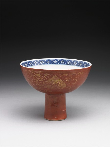 青花紅地描金花卉紋高足碗