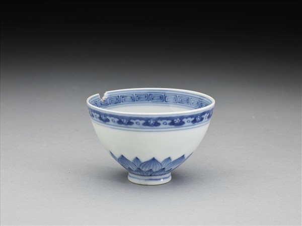 青花蓮瓣紋碗