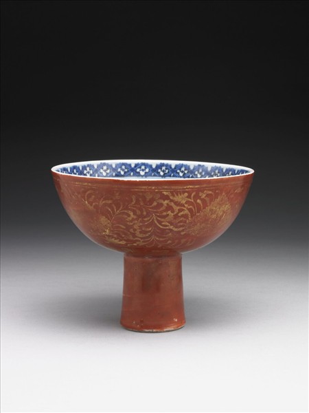 青花紅地描金花卉紋高足碗