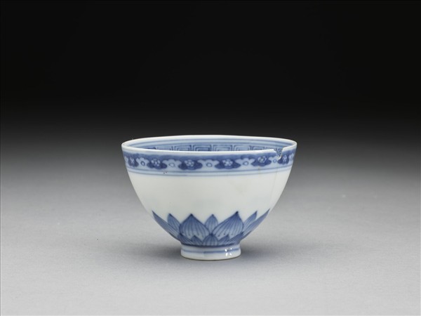 青花蓮瓣紋碗
