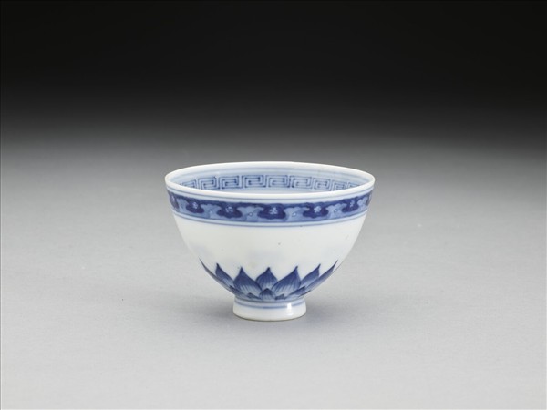 青花蓮瓣紋碗