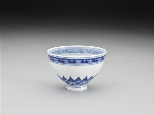 青花蓮瓣紋碗