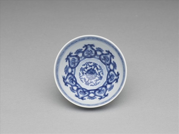 青花蓮瓣紋碗