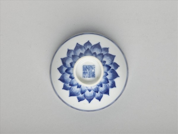 青花蓮瓣紋碗
