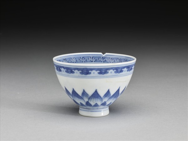 青花蓮瓣紋碗