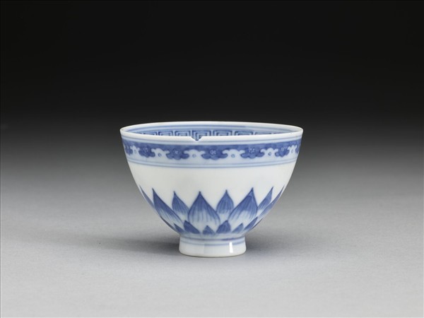 青花蓮瓣紋碗