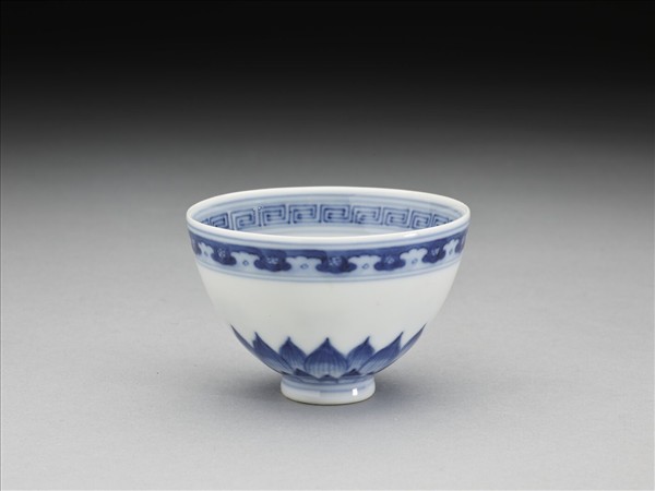 青花蓮瓣紋碗
