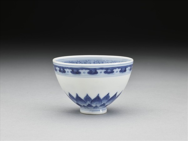 青花蓮瓣紋碗