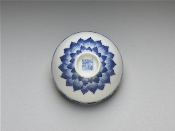 青花蓮瓣紋碗