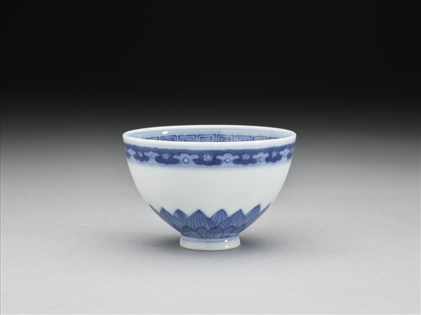 青花蓮瓣紋碗