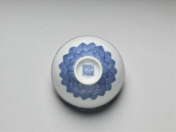 青花蓮瓣紋碗