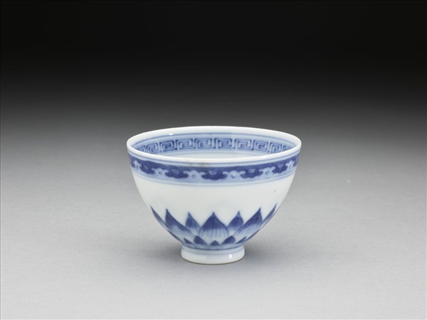 青花蓮瓣紋碗
