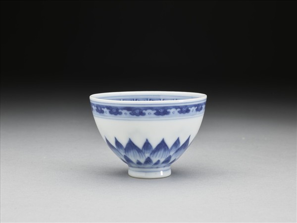 青花蓮瓣紋碗