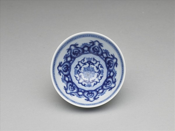 青花蓮瓣紋碗