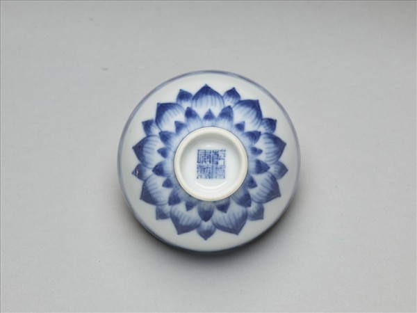 青花蓮瓣紋碗