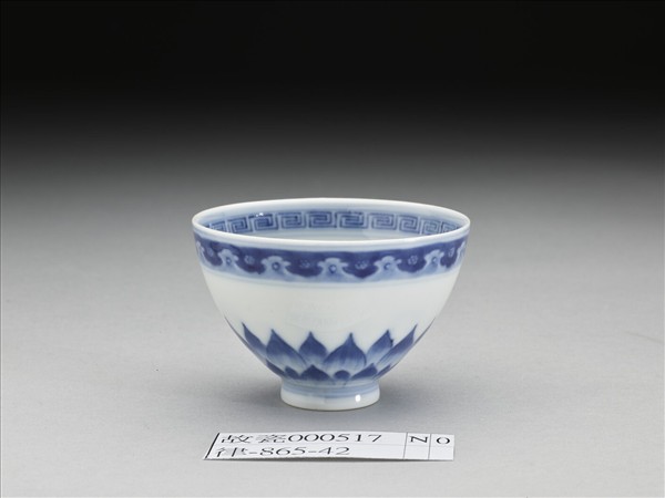 青花蓮瓣紋碗