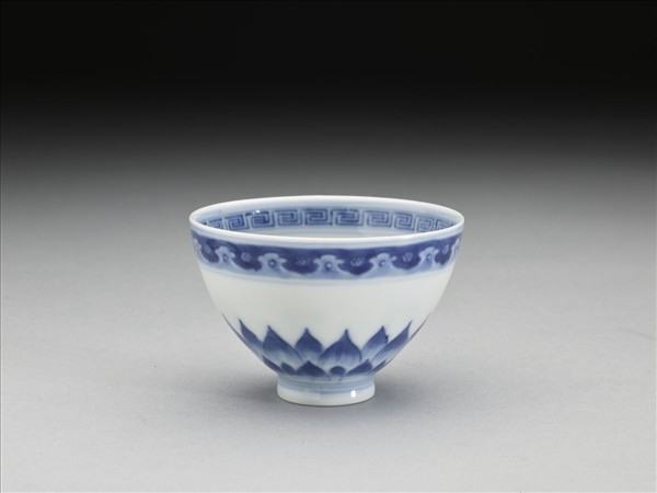 青花蓮瓣紋碗