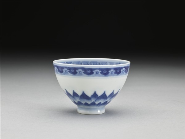 青花蓮瓣紋碗