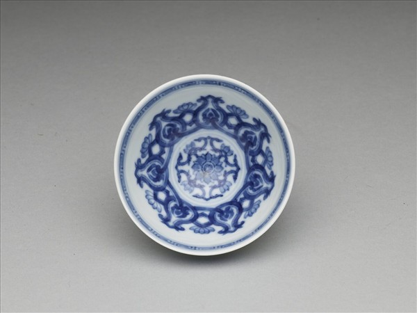 青花蓮瓣紋碗