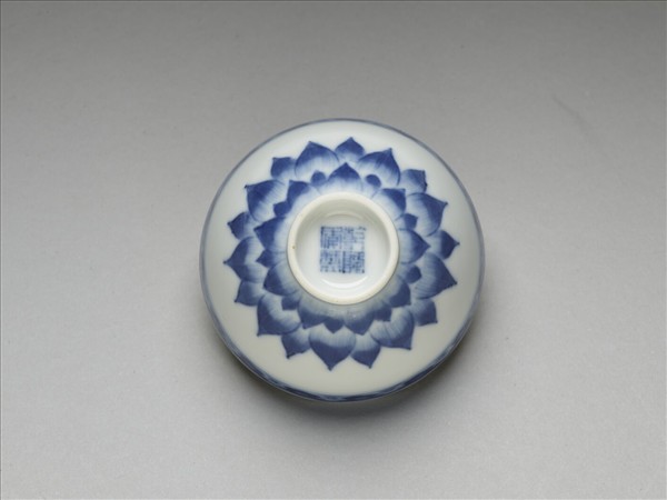 青花蓮瓣紋碗