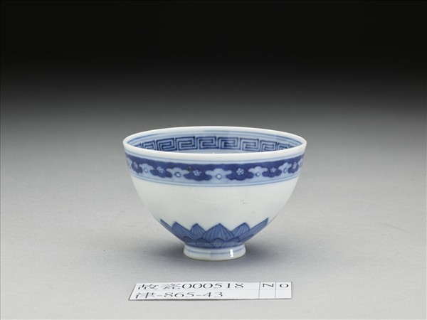 青花蓮瓣紋碗