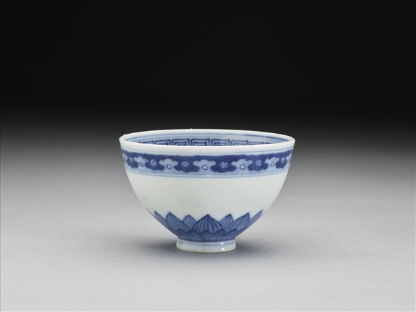青花蓮瓣紋碗