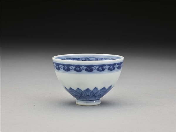 青花蓮瓣紋碗