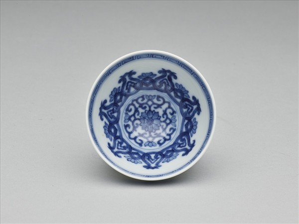 青花蓮瓣紋碗