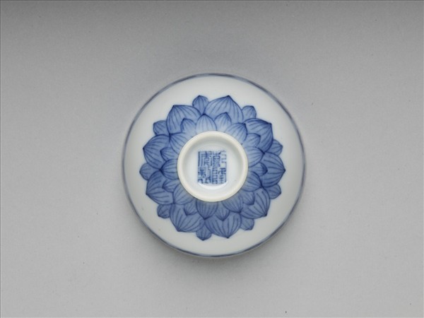 青花蓮瓣紋碗