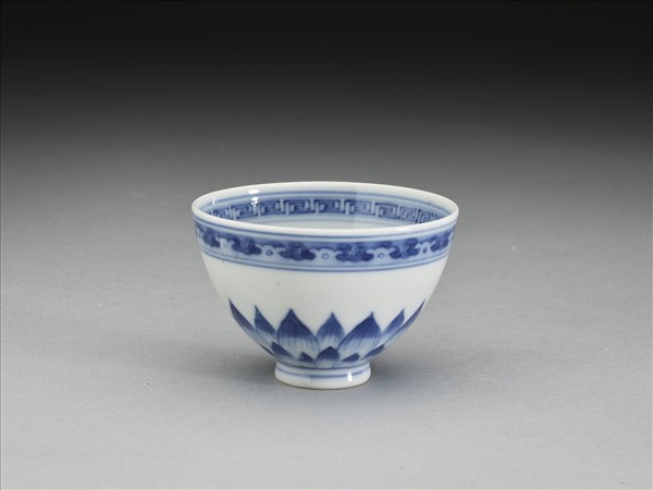 青花幾何花卉紋杯