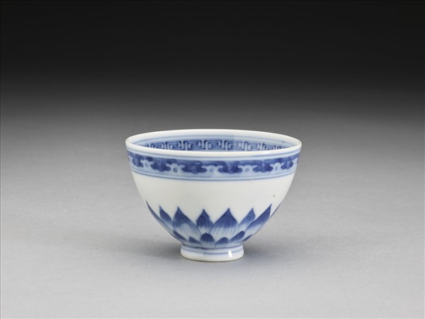 青花幾何花卉紋杯