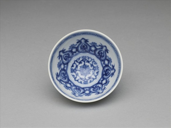 青花幾何花卉紋杯