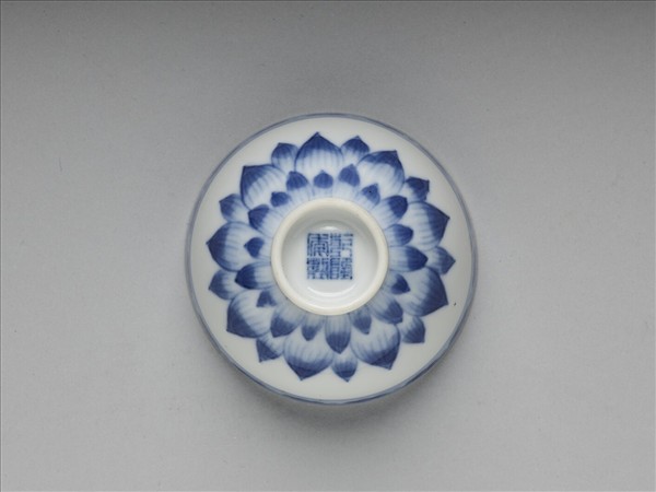 青花幾何花卉紋杯