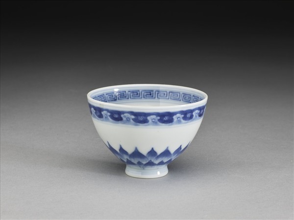 青花幾何花卉紋杯