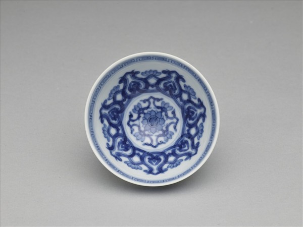 青花幾何花卉紋杯