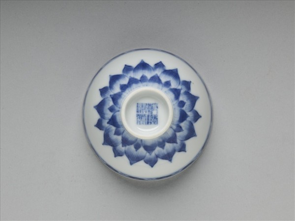 青花幾何花卉紋杯