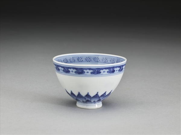 青花幾何花卉紋杯