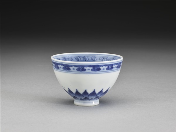 青花幾何花卉紋杯