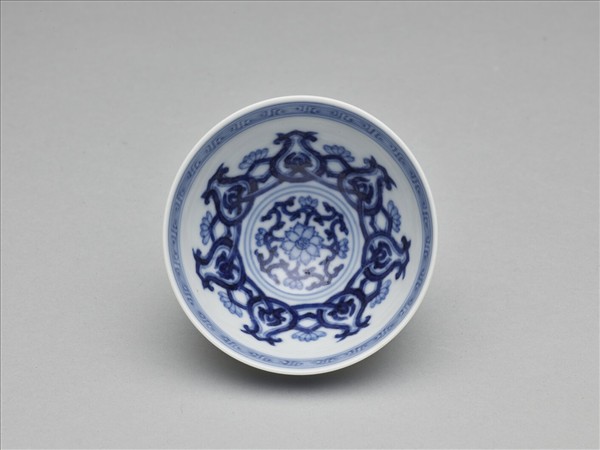 青花幾何花卉紋杯