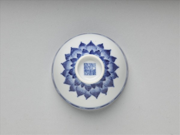 青花幾何花卉紋杯