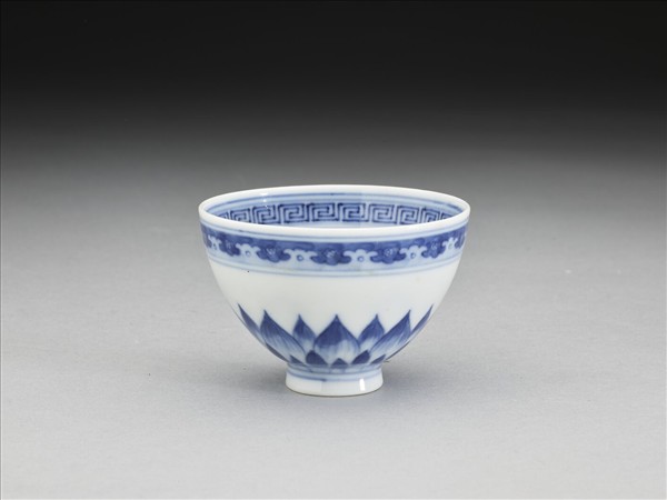 青花幾何花卉紋杯