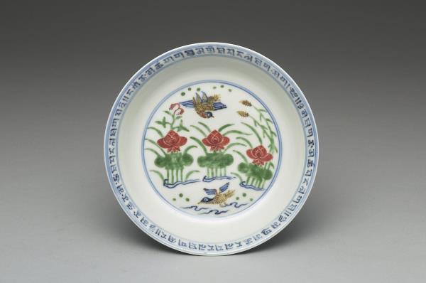 鬥彩蓮塘鴛鴦紋盤