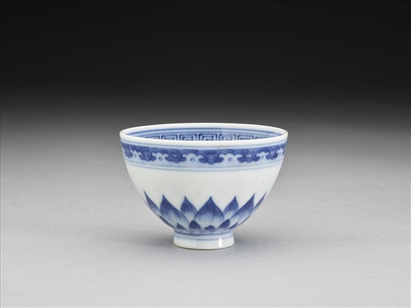 青花幾何花卉紋杯