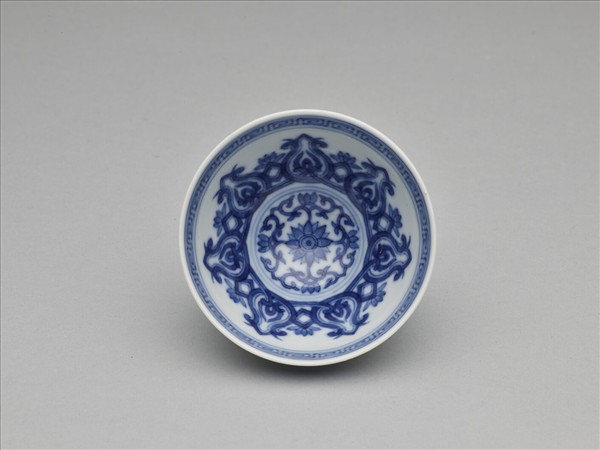 青花幾何花卉紋杯