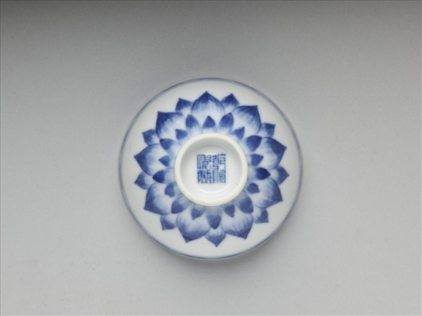 青花幾何花卉紋杯