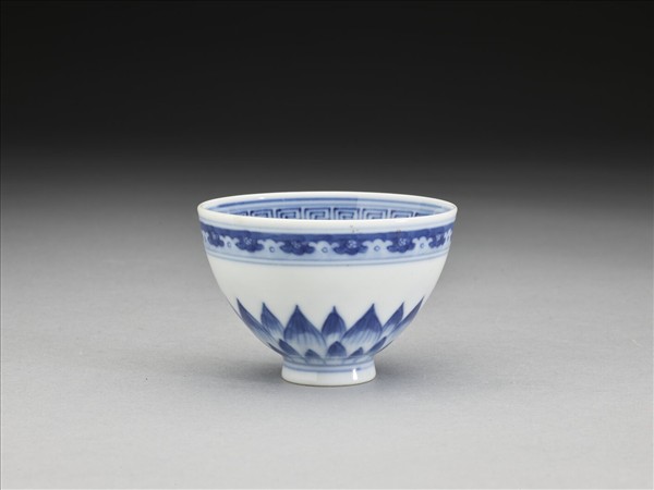 青花幾何花卉紋杯