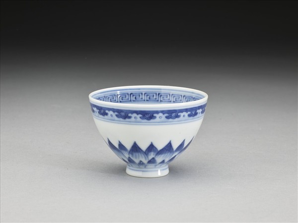 青花幾何花卉紋杯